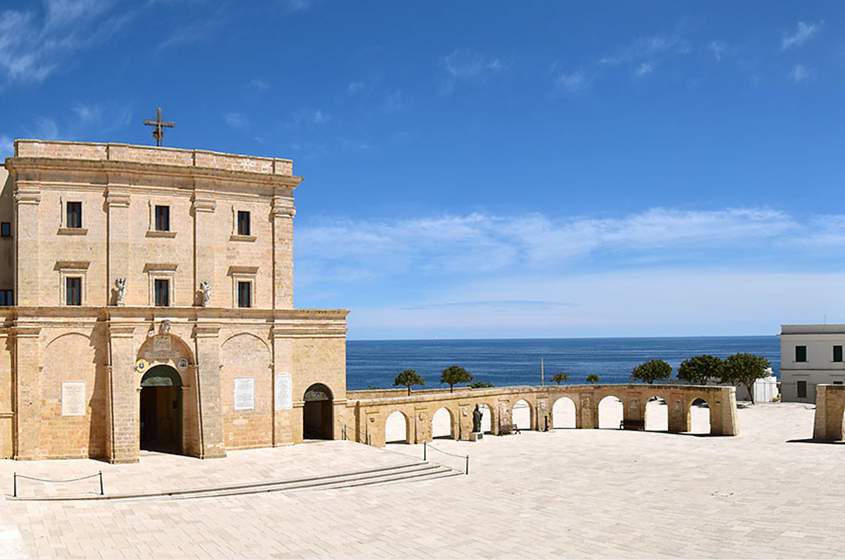 Santuario di Santa Maria di Leuca, chiesa a pochi passi dal mare Santuario di Santa Maria di Leuca, chiesa a pochi passi dal mare