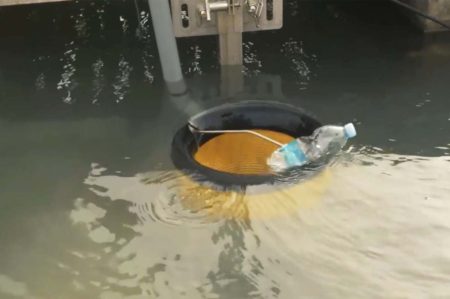 Porto di Trani, robot mangia plastica