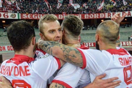 Bari Calcio, i giocatori si tagliano lo stipendio