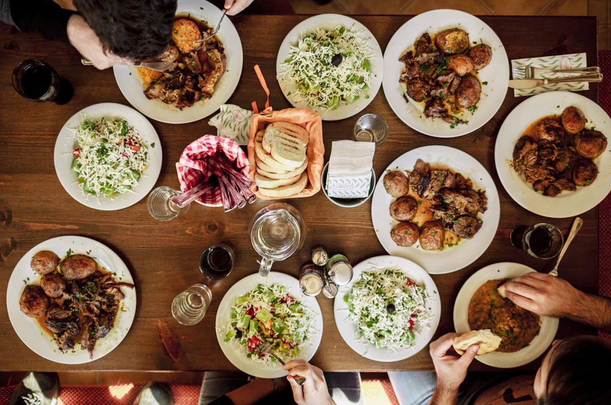 No al distanziamento in auto e al ristorante: nuova ordinanza