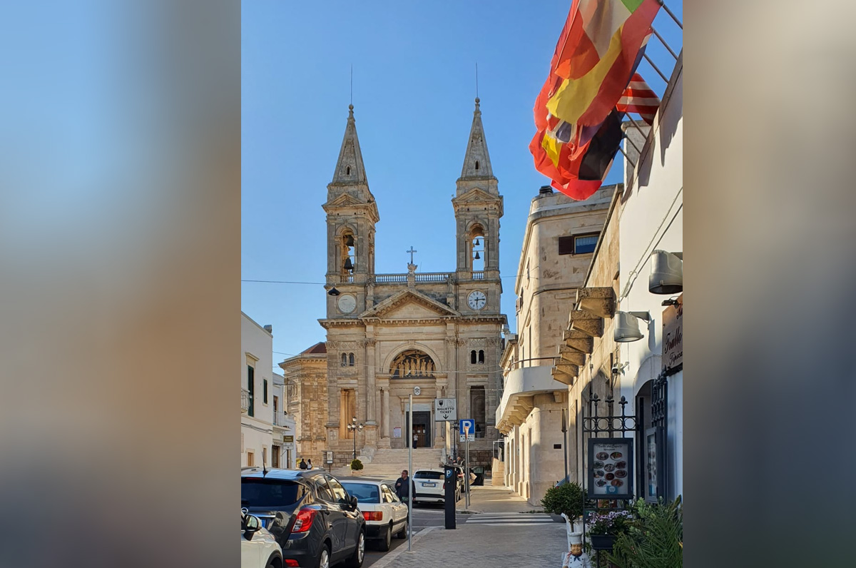 Basilica dei Santi Medici di Alberobello, stile neoclassico vicino ai trulli
