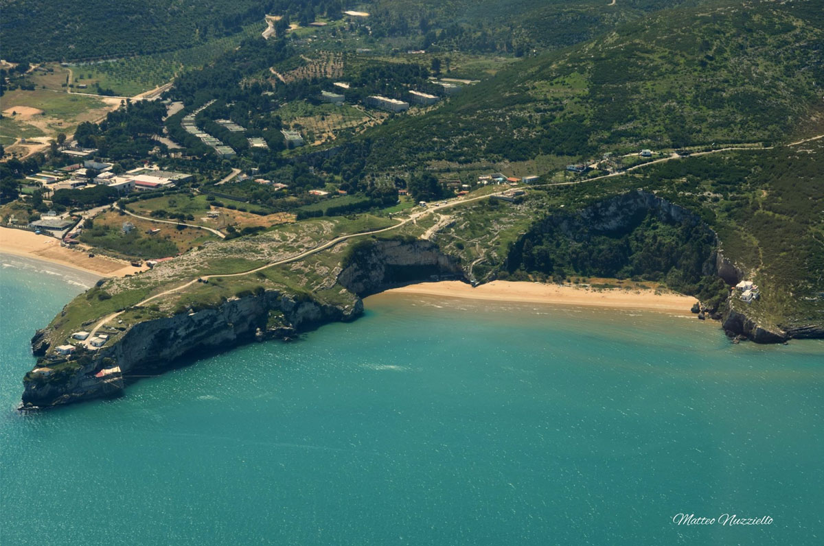 Spiaggia di Zaiana, baia compresa tra Vieste e Peschici Spiaggia di Zaiana, baia compresa tra Vieste e Peschici