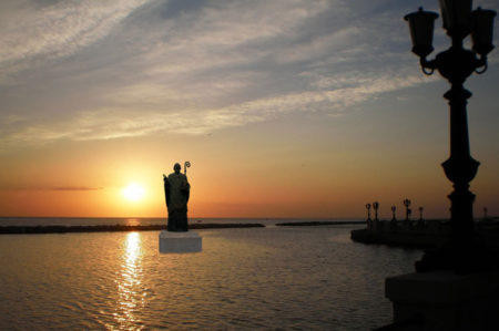 Statua per San Nicola a Bari