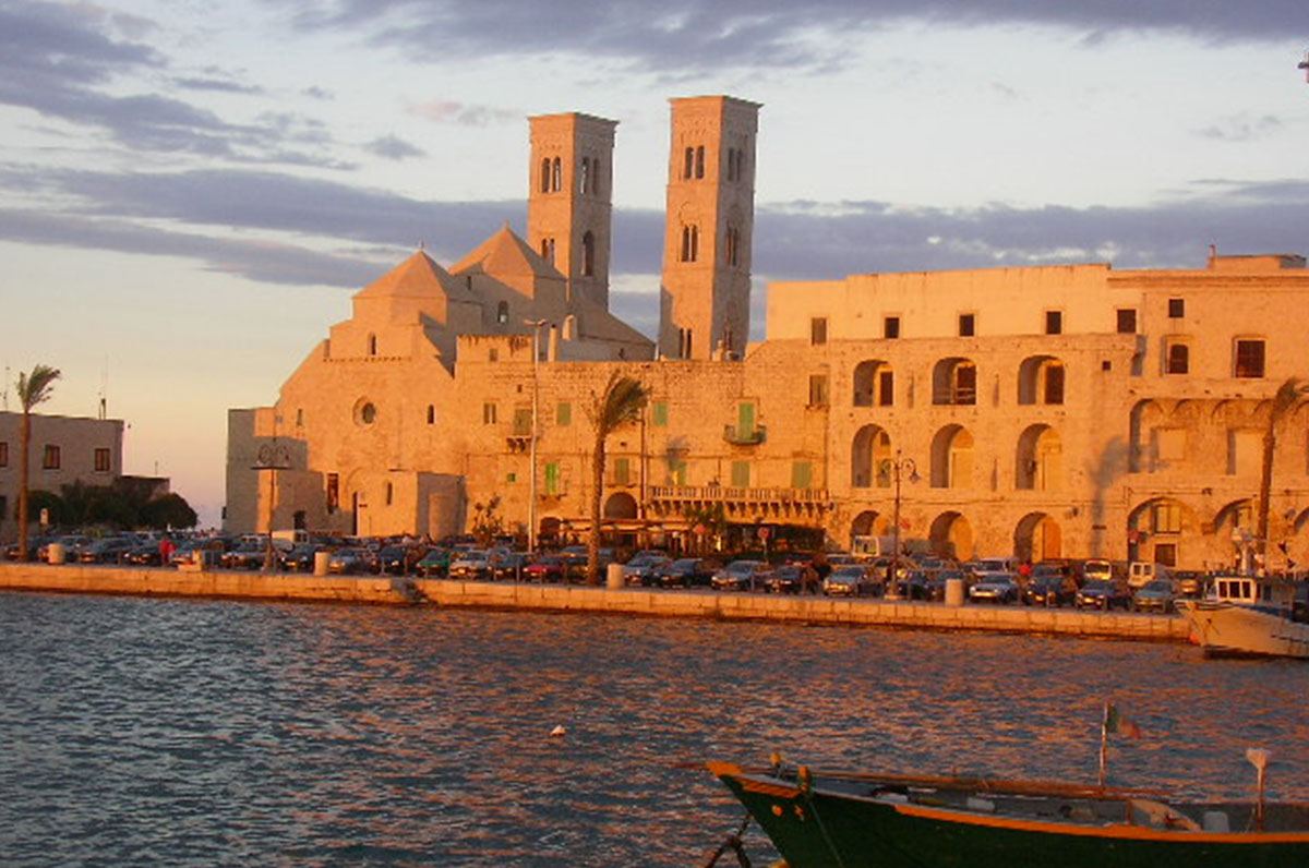 Duomo di San Corrado di Molfetta, chiesa romanica vicina al mare Duomo di San Corrado di Molfetta, chiesa romanica vicina al mare