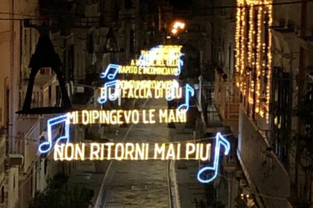 Polignano a mare, versi di Domenico Modugno in via Roma