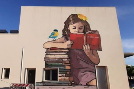 Leverano, bambina che legge