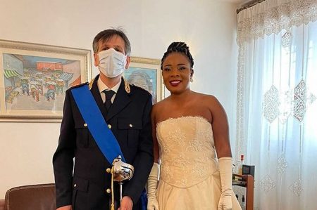 Regina si fa accompagnare all'altare da poliziotto che le salvò la vita