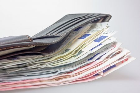 Lecce, due studenti trovano un portafoglio e lo restituiscono