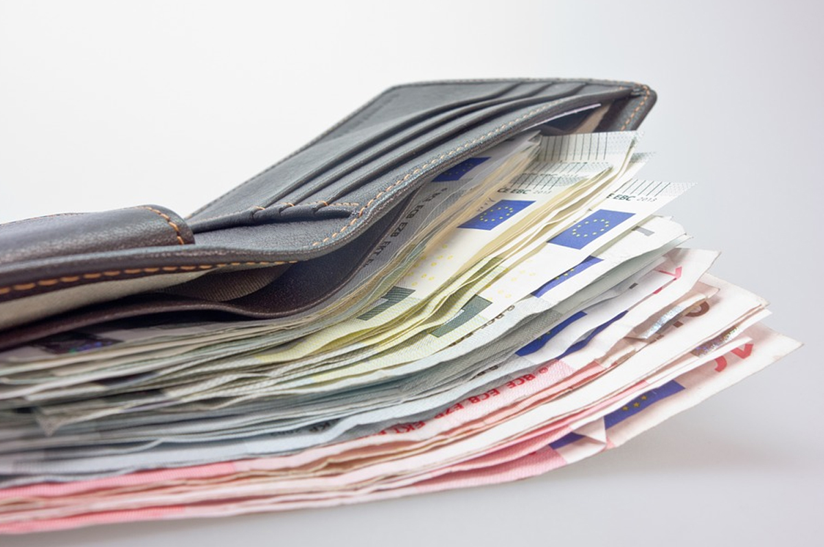 Lecce, studenti trovano portafoglio con 1240€ e lo restituiscono