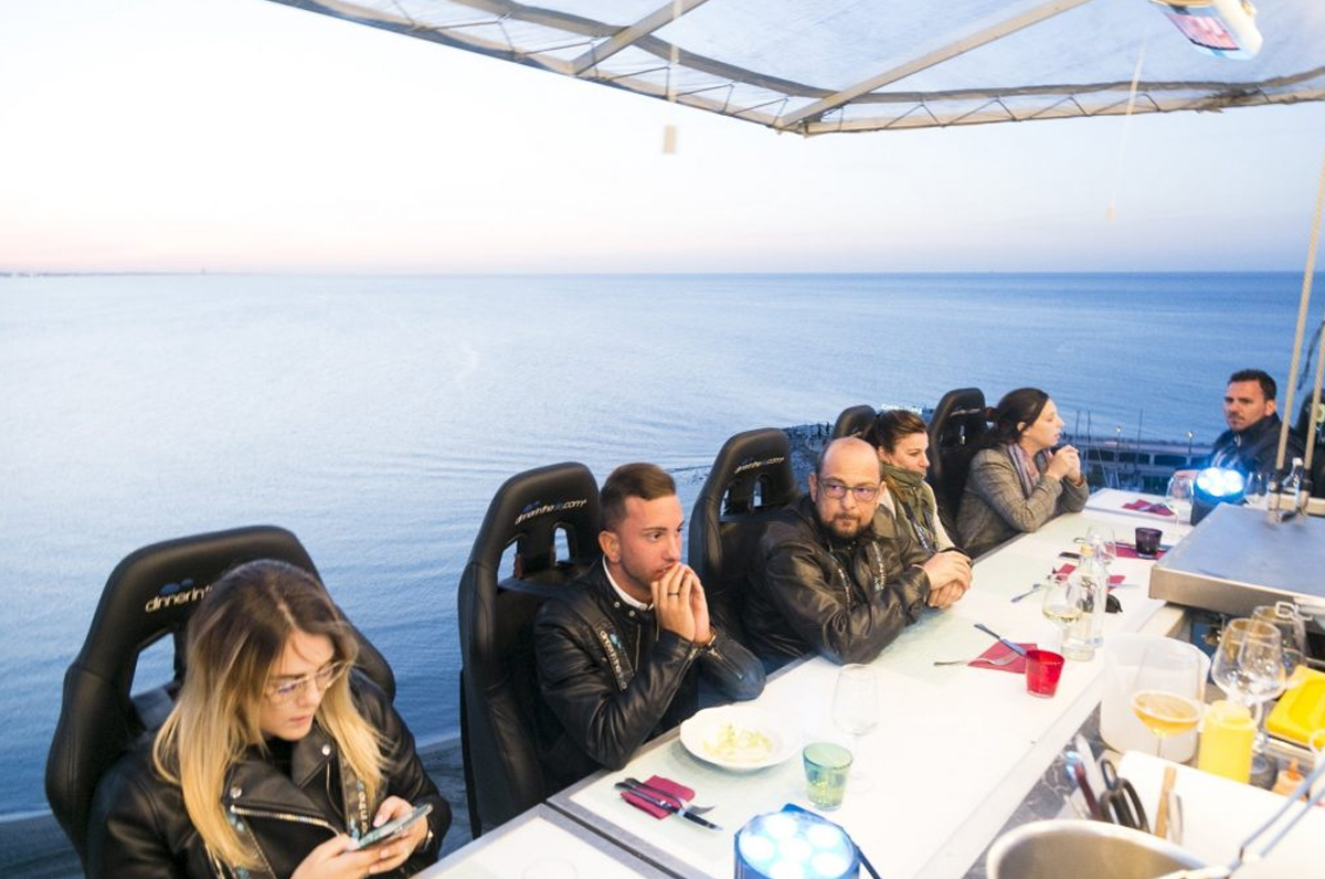 “Dinner in the sky”: a Trani pasti a 50 m di altezza “Dinner in the sky”: a Trani pasti a 50 m di altezza