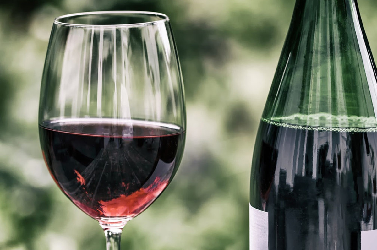 Spesa 2021 in tempi Covid, nel carrello primeggia il vino pugliese