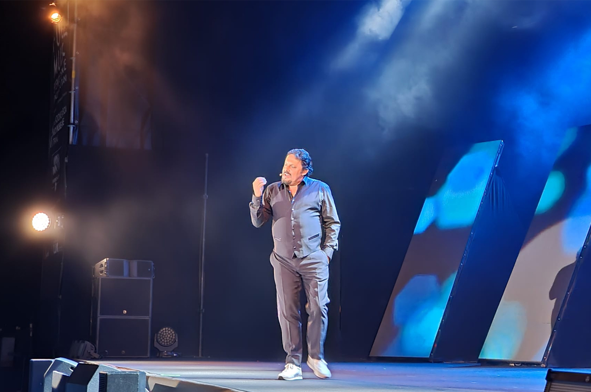 Brignano a Trani, tante risate con “Un’ora sola vi vorrei”