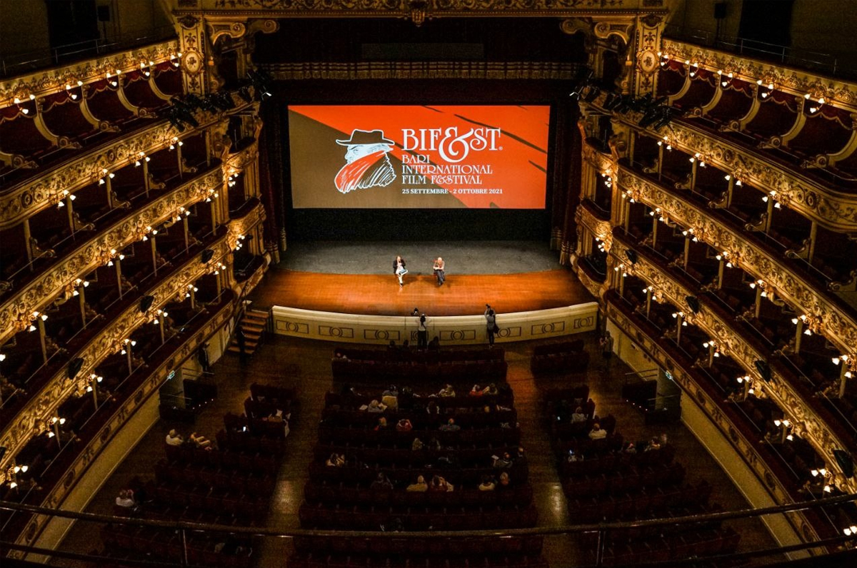 Bif&st, Checco Zalone sorprende Helen Mirren sul palco del Petruzzelli