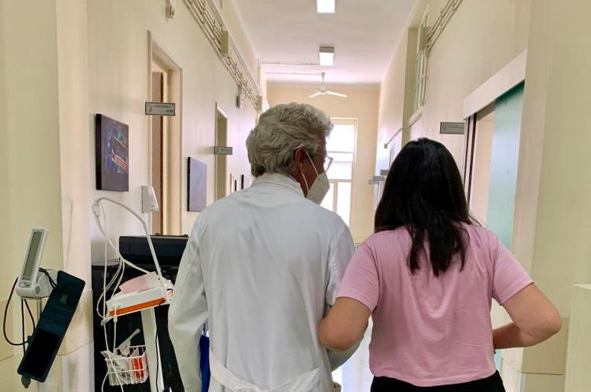 Bari, raro intervento di protesi d’anca su una 14enne