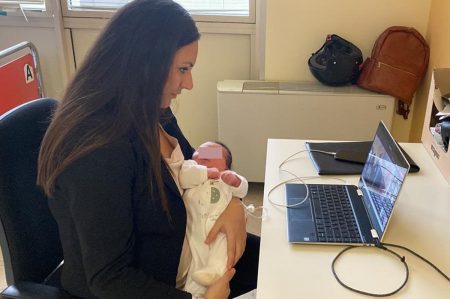 Bari, si laurea con la figlia in braccio