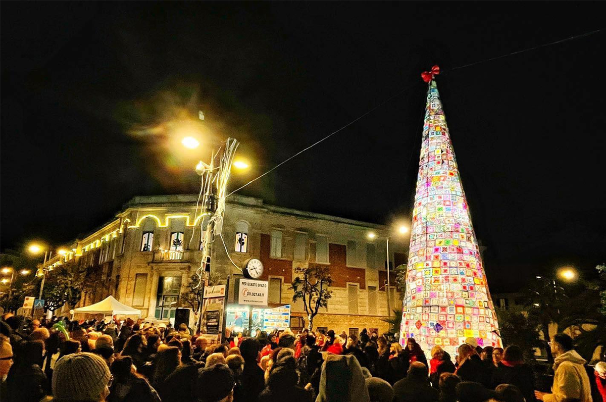 Ostuni festeggia il Natale con l’albero all’uncinetto da record