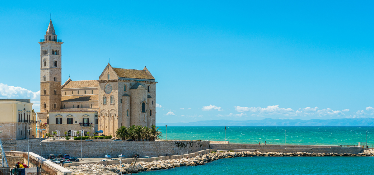 Cattedrale di Trani: il bianco sul blu del romanico pugliese sul mare | Puglia.com