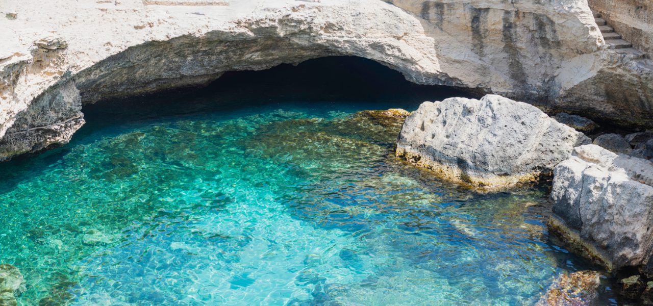 Grotta della Poesia a Roca Vecchia: perché si chiama così (e cosa racconta) | Puglia.com
