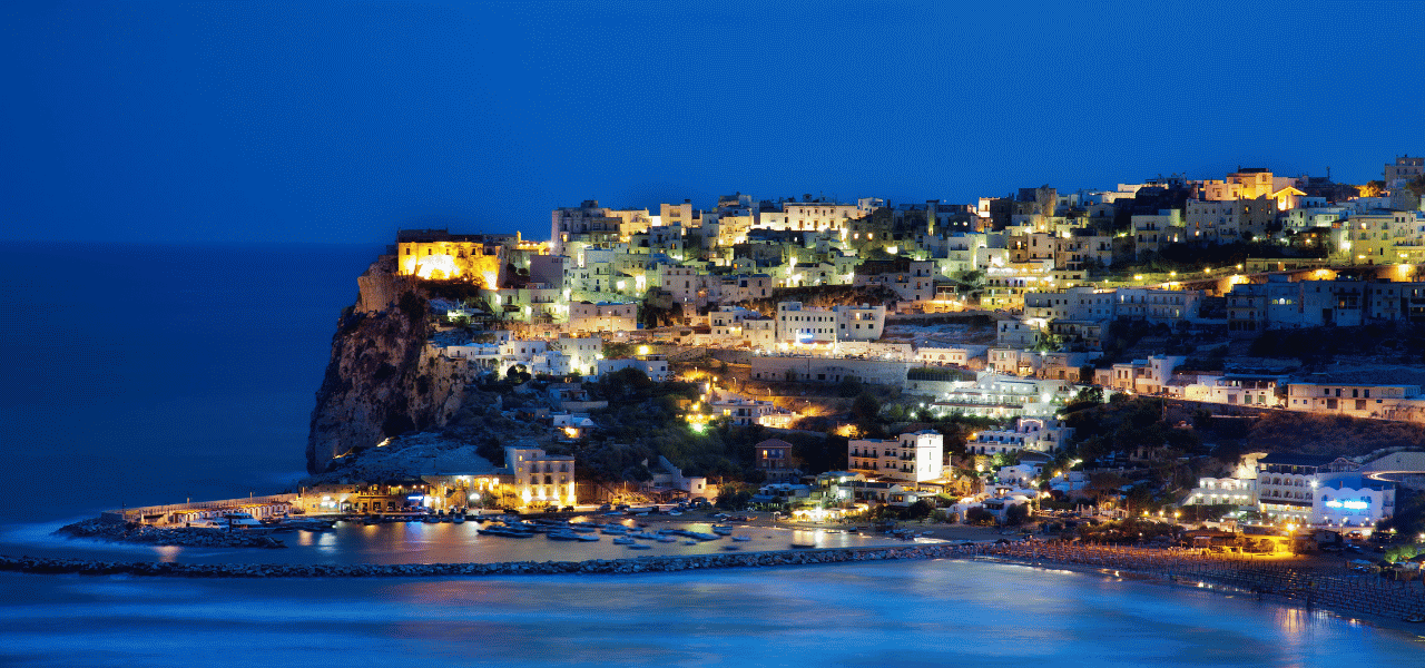 Peschici al tramonto: il borgo bianco del Gargano che guarda il mare dall’alto | Puglia.com