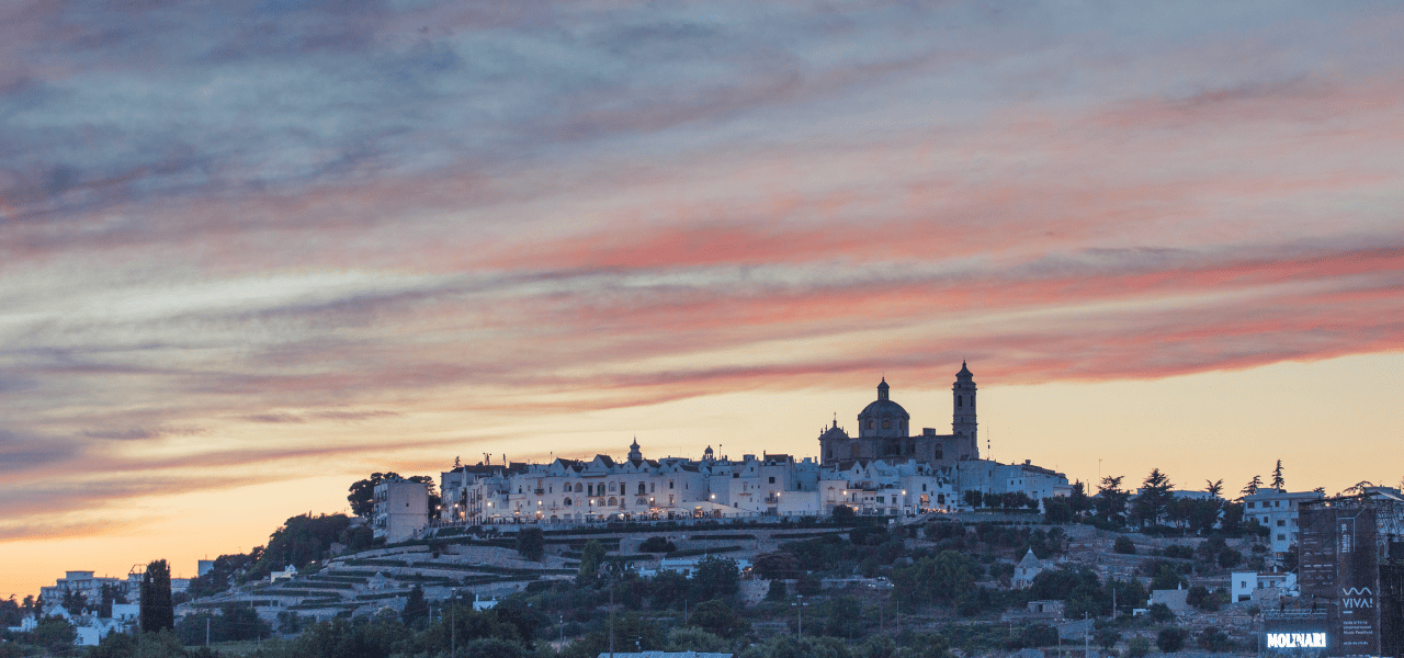 Locorotondo e il bianco della Valle d’Itria quando l’estate rallenta | Puglia.com
