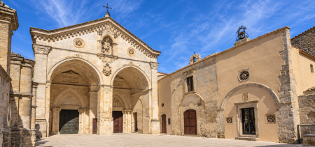 Due poliziotti lungo la Via Micaelica: da Roma a Monte Sant’Angelo per la pace | Puglia.com